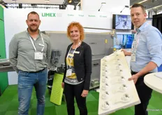 Bart Bovee, Gertie Romen and Joep Janssen from Limex with their new Gutter and Driver washer. Joep with an NFT gutter, for which the machine was specially built. These NFT gutters are used in hydroponics.